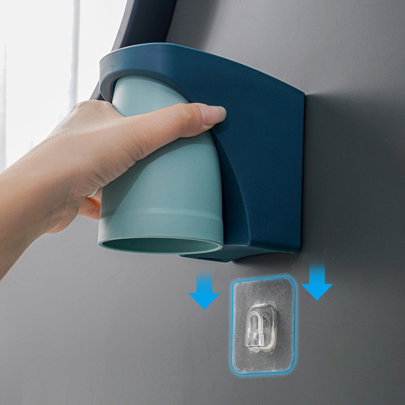 "Elegant magnetisk tandborsthållare med munvattenkopp i kompakt design, dammtät och vattentät för moderna badrum."