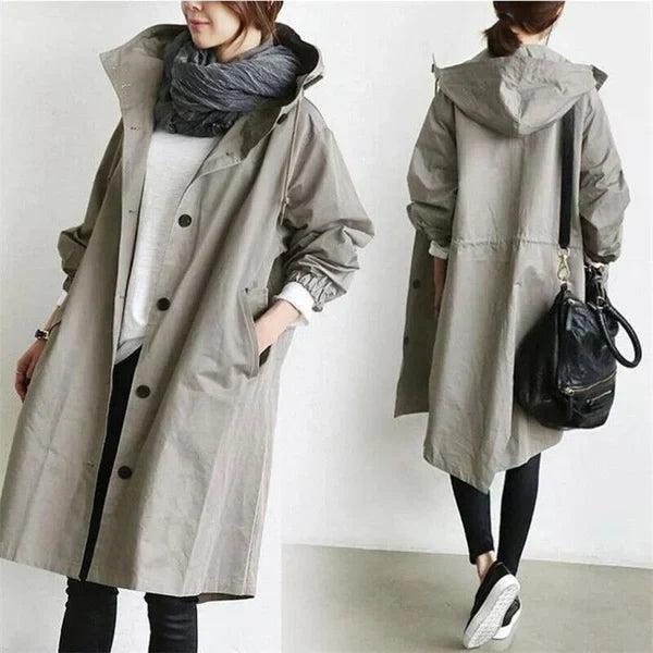 Elegant Maris oversized halvlång trenchcoat för dam. Vattentät regnkappa, perfekt för vår & höstväder.