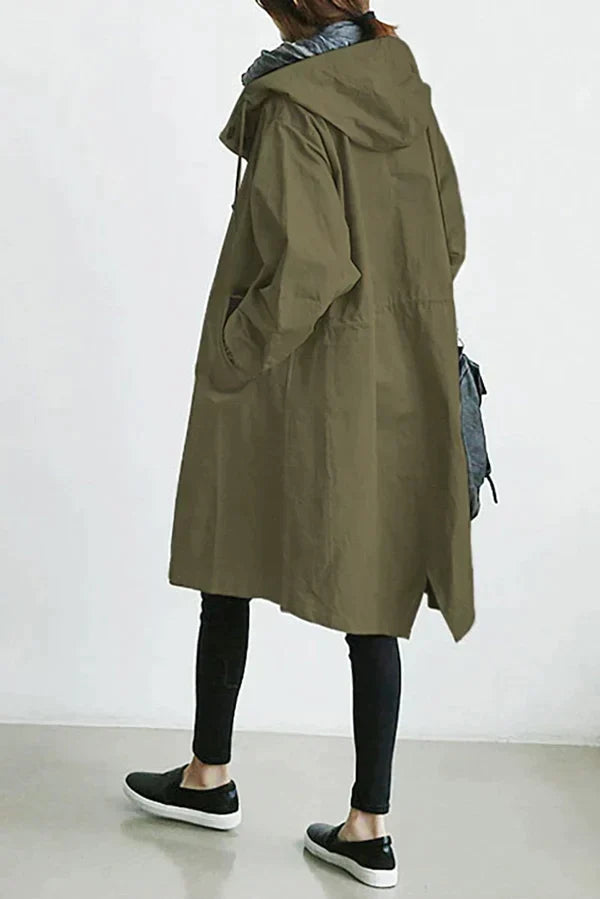 Maris halvlång oversized trenchcoat, även för större storlekar. Modern & bekväm damkappa i elegant stil.