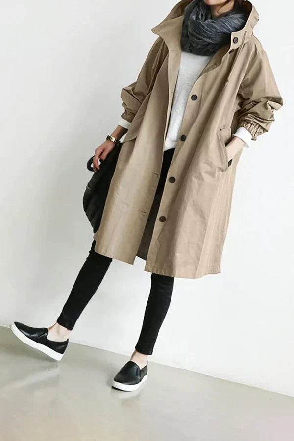 Baksida av Maris oversized halvlång trenchcoat. Stilren damkappa med vattentäta egenskaper för regniga dagar.