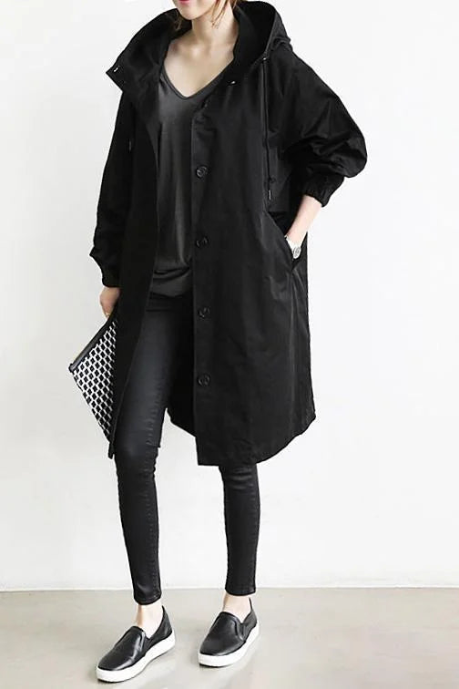 Öppen Maris vattentät trenchcoat för dam. Elegant halvlång ytterplagg, perfekt för en modern vardagsstil.
