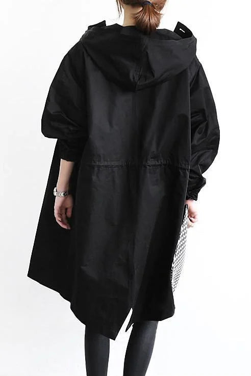 Närbild på krage & knappar på Maris trenchcoat. Klassisk damkappa, vattentät & elegant för stilrent mode.