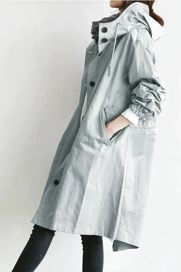 Maris oversized halvlång trenchcoat i rörelse. Flödande damkappa, bekväm & vattentät för aktiv vardag.