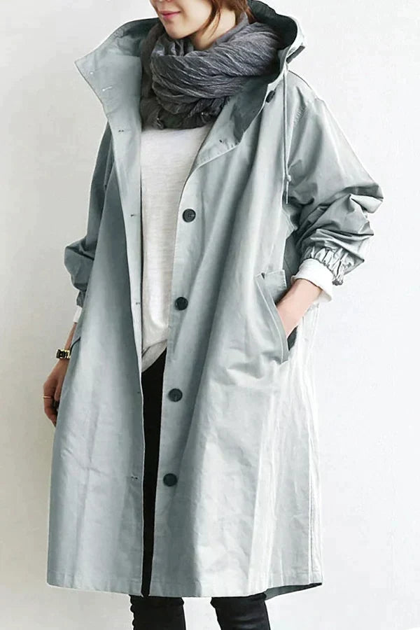 Stylad Maris halvlång trenchcoat för dam. Elegant vattentät kappa, perfekt ytterplagg för en komplett våroutfit.