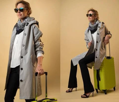 Kvinna bär Maris oversized vattentät trenchcoat. Halvlång damkappa, bekväm för vardagsstil & regn.