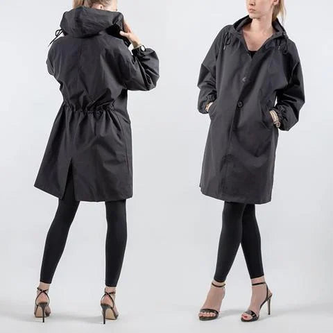 Närbild på vattentätt tyg i Maris trenchcoat. Funktionell & elegant regnkappa för dam, perfekt i vått väder.