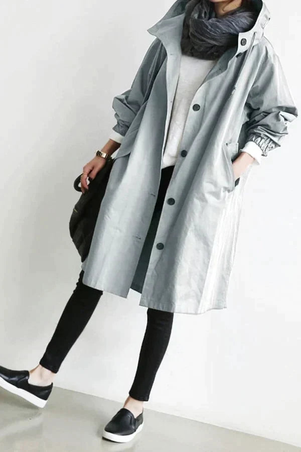 Maris halvlånga oversized trenchcoat med bälte. Damkappa i elegant design, perfekt som vår- & höstjacka.