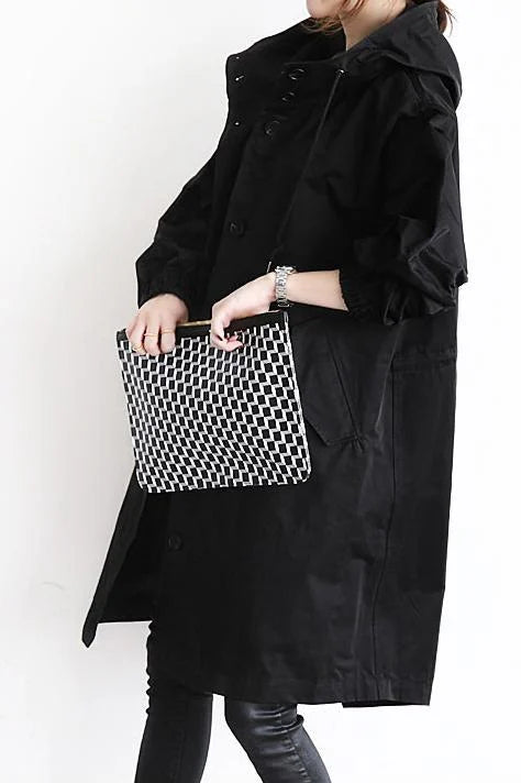 Oversized Maris trenchcoat för dam. Trendig och bekväm halvlång kappa, idealisk för storlekar & vardag.