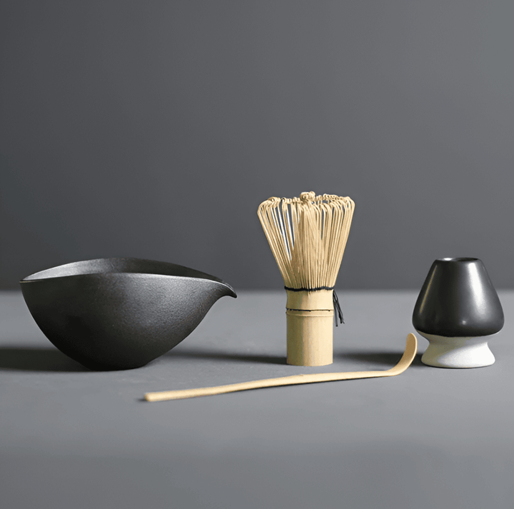 Elegant matcha-set i keramik & bambu. Inkluderar teskål, visp, skopa & vispställ för japanskt te.