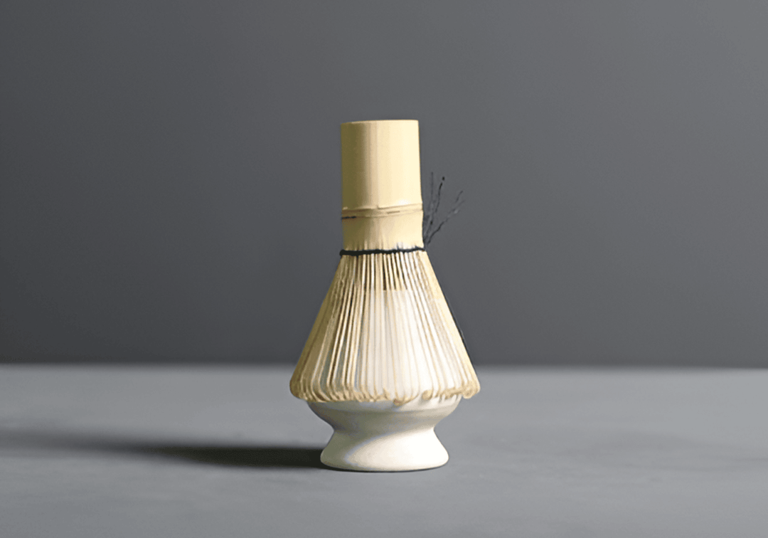 Stilrent matcha-set i keramik och bambu som en elegant detalj i köket eller heminredningen.