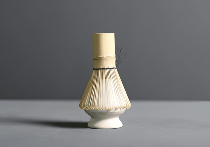 Stilrent matcha-set i keramik och bambu som en elegant detalj i köket eller heminredningen.