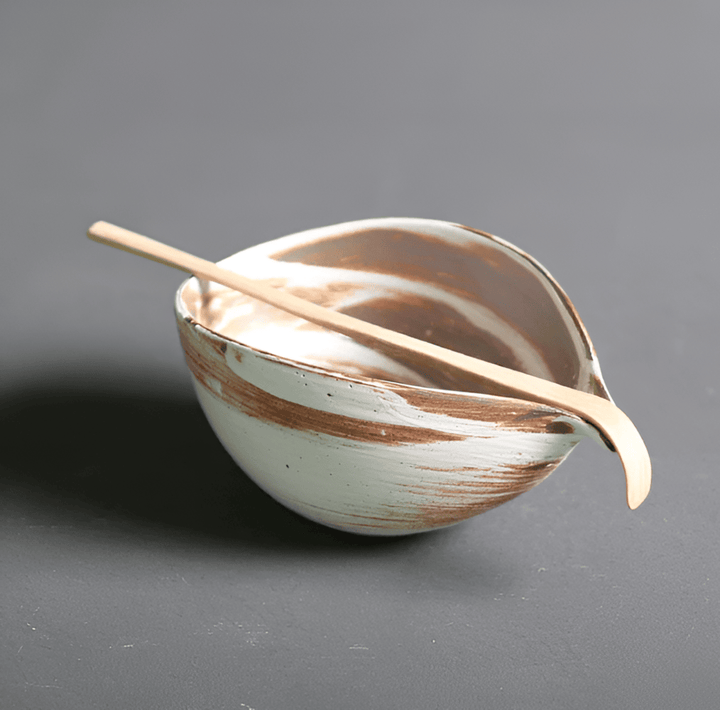 Komplett matcha-set med keramisk skål, bambuvisp & vispställ. Förlänger vispens livslängd.