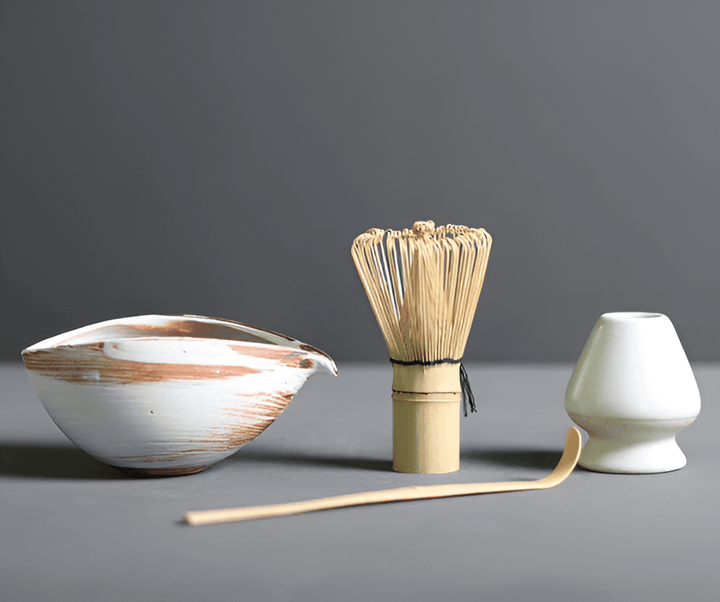 Japanskt matcha-set med keramisk teskål, bambuvisp, chashaku skopa & vispställ.