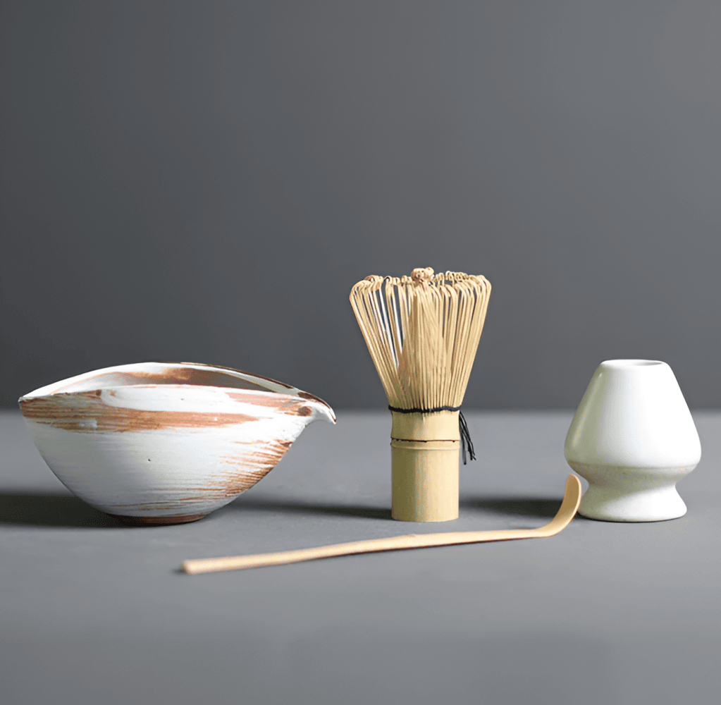 Traditionell bambu-matchaskopa (chashaku) i set för dosering av japanskt te-pulver.