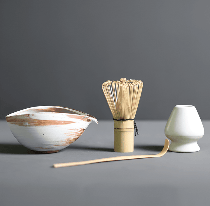 Traditionell bambu-matchaskopa (chashaku) i set för dosering av japanskt te-pulver.