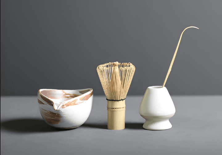Högkvalitativt matcha-set i tålig keramik och naturlig bambu. Förbereder äkta japanskt te.