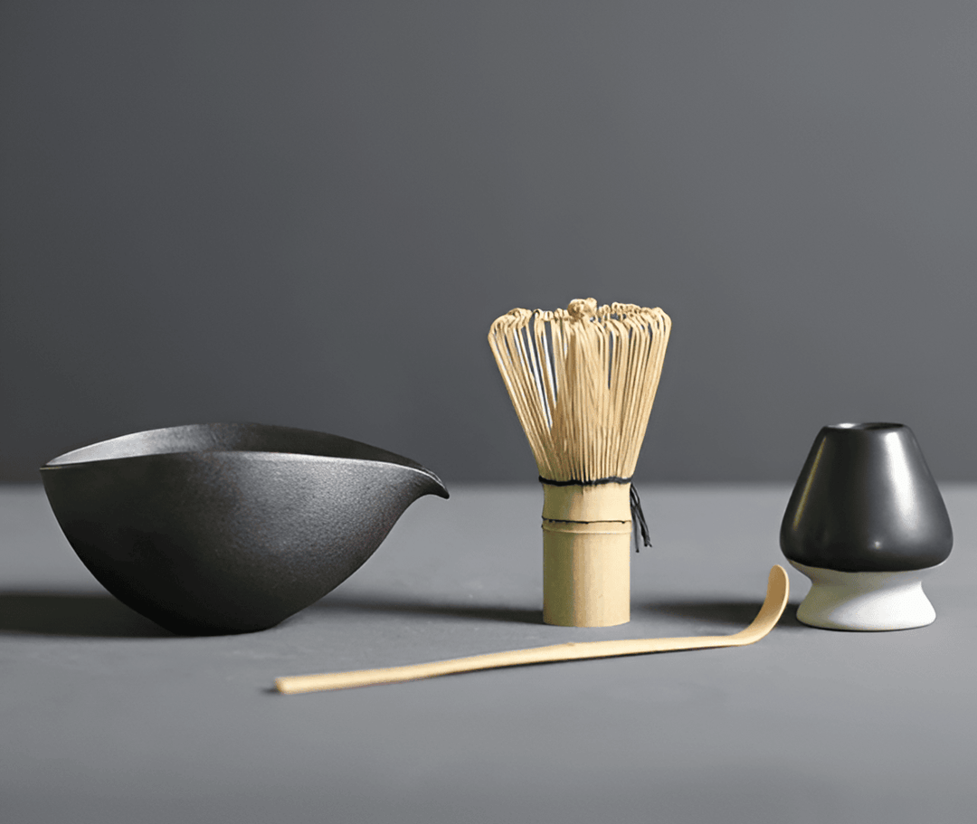 Fyra delars matcha-set: keramisk skål, bambuvisp, skopa & vispställ. Allt för teupplevelsen.