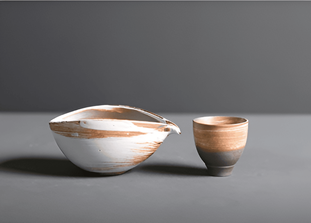 Handgjord keramisk matchaskål med unik textur, en del av ett elegant japanskt te-set.