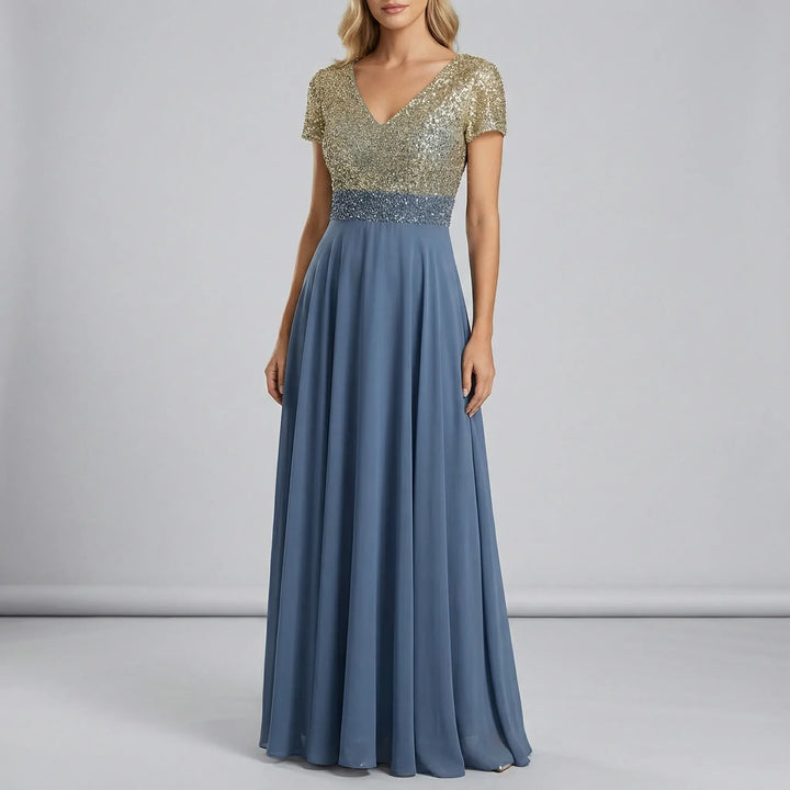 Tidlös blommig aftonklänning i maximodell. Elegant långklänning med V-ringning för festmode.