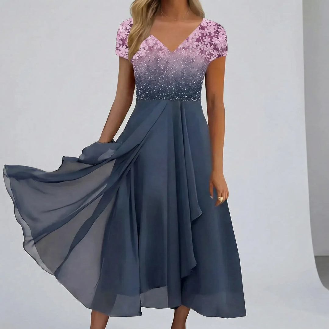 Kvällklänning i maximodell, elegant och blommig. En långklänning för kvinnor med V-ringning.