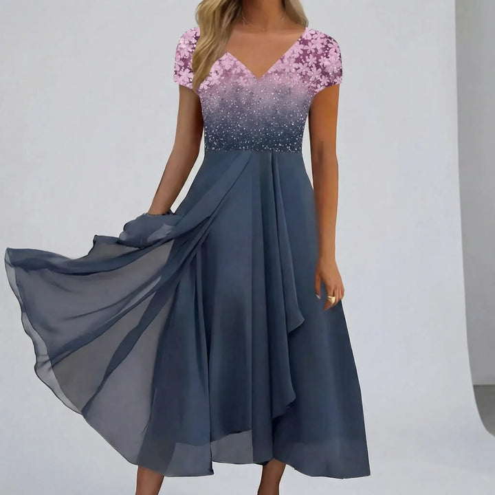 Kvällklänning i maximodell, elegant och blommig. En långklänning för kvinnor med V-ringning.