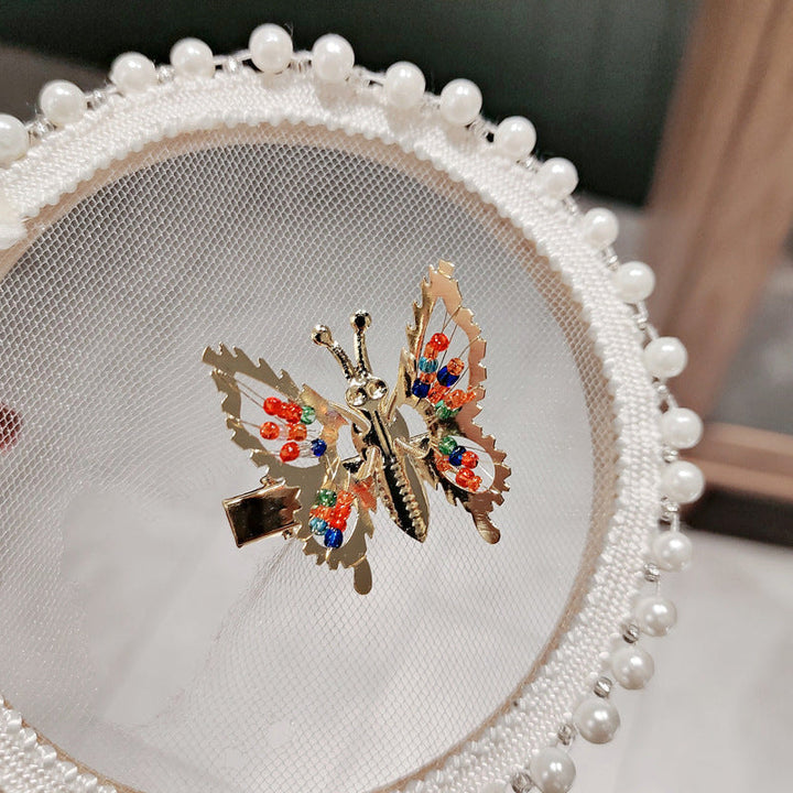 "Elegant metall hårnål i fjärilsdesign för kvinnor, elegant detalj på vingarna, perfekt accessoar för olika tillfällen."