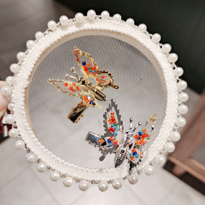 "Elegant metall hårnål i fjärilsdesign för kvinnor, elegant detalj på vingarna, perfekt accessoar för olika tillfällen."