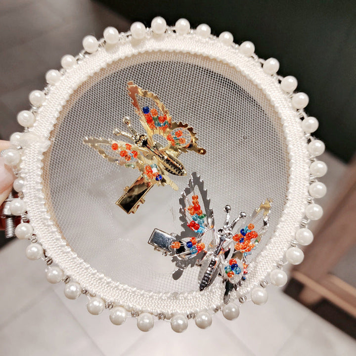 "Elegant metall hårnål i fjärilsdesign för kvinnor, elegant detalj på vingarna, perfekt accessoar för olika tillfällen."
