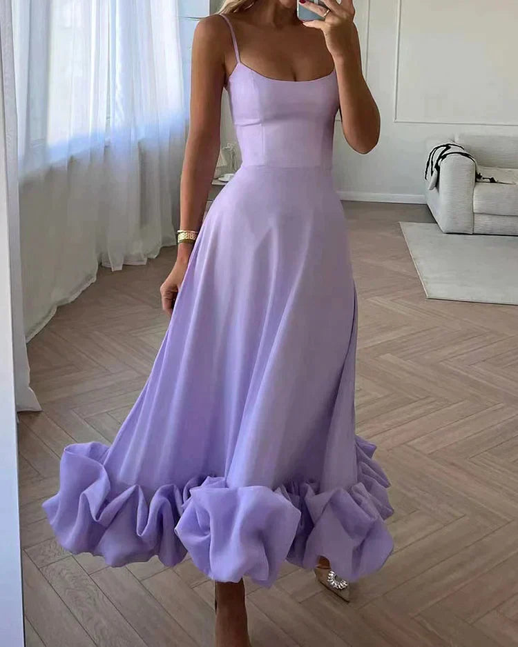 Elegant midi festklänning för dam, stilren design perfekt för högtider & partykvällar. Festkläder i mode.