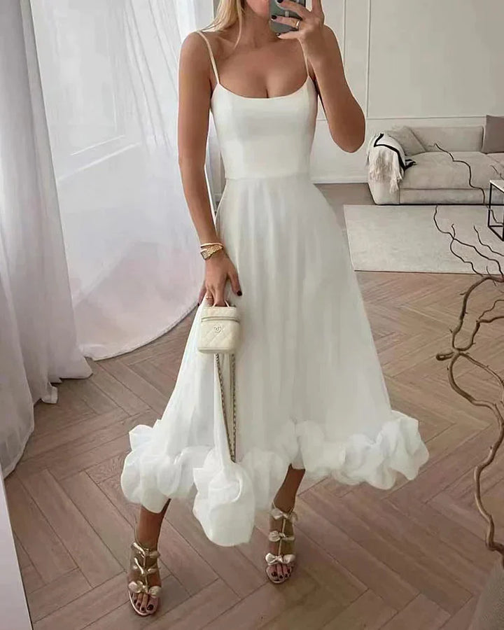 Damklänning midi längd, en elegant festklänning som framhäver siluetten för en stilren look. Perfekt till fest.