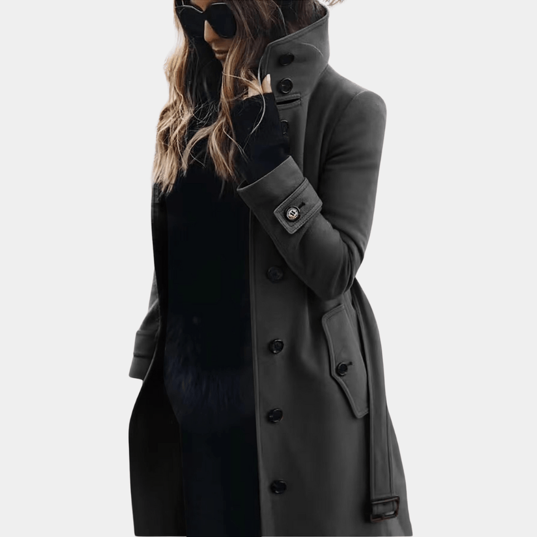 Klassisk lång damtrenchcoat. Elegant midjesydd kappa, ett tidlöst ytterplagg för vardagsstil och höstmode.