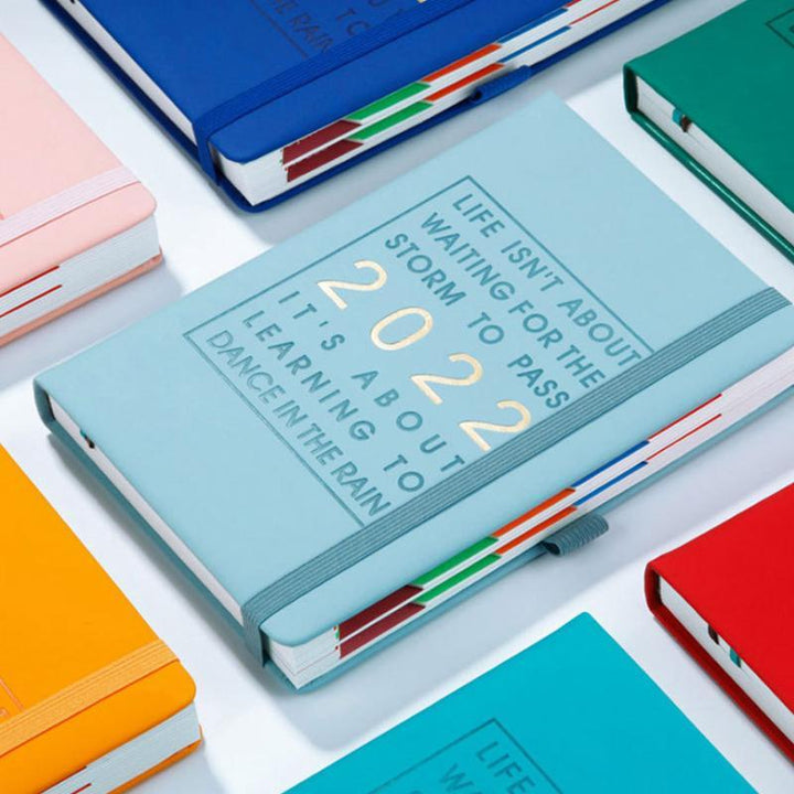 "Elegant miljövänlig 2022 planbok, PU läder, praktisk och stilfull design för månads- och veckoplanering, flera färger."