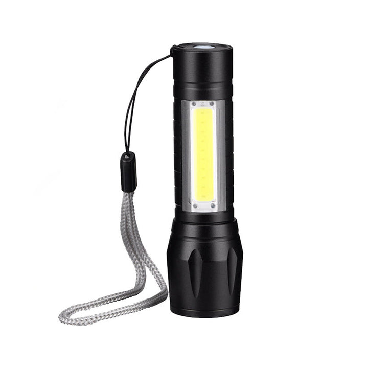 "Elegant mini ficklampa i aluminium med justerbar stråle, kompakt och lätt, perfekt för äventyr och nödsituationer."