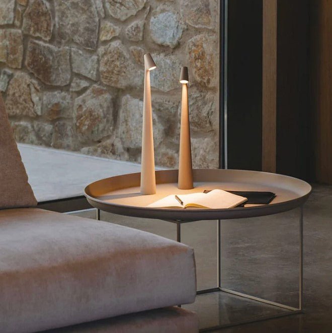 Stilren bordslampa med LED-teknik, modern belysning för minimalistiska och designmedvetna hem.
