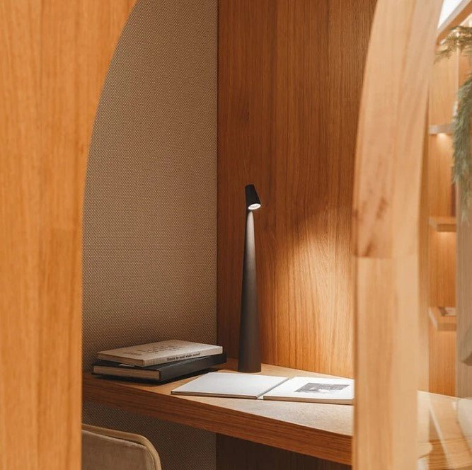 Energieffektiv LED-bordslampa, minimalistisk och modern för vardagsrum eller kontor.