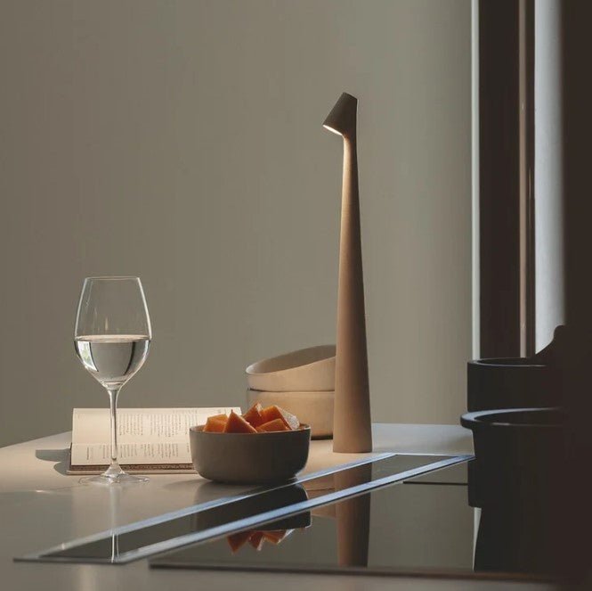 Vacker LED-bordslampa, modern accentbelysning som kompletterar din heminredning.