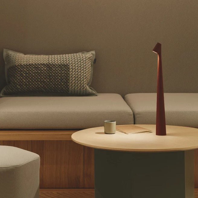 Elegant minimalistisk LED-lampa, idealisk som sovrumsbelysning eller nattduksbordslampa.