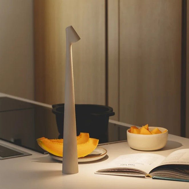 Modern LED-bordslampa i matt svart finish, snygg inredningsdetalj för minimalistiska hem.