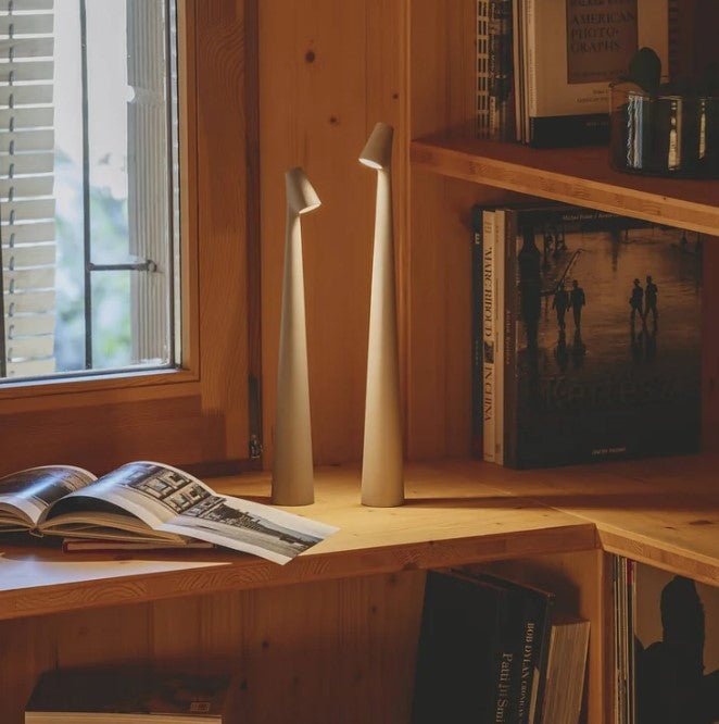 Vit minimalistisk LED-lampa, passar perfekt på byrå eller fönsterbräda i en modern miljö.