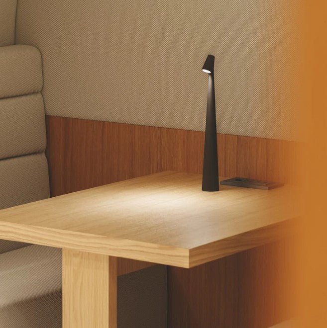 LED-bordslampa för hemmakontor, stilren och funktionell design för effektiv arbetsmiljö.