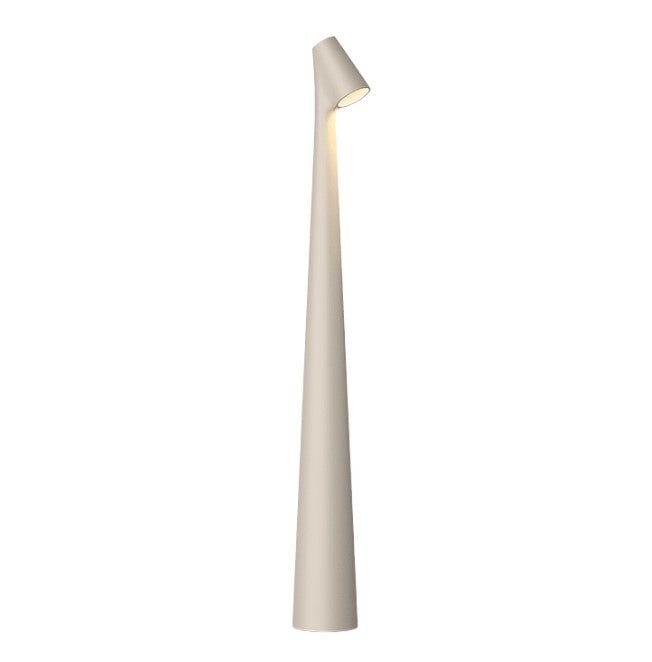 Modern designlampa LED i svart metall, perfekt för stilren heminredning.