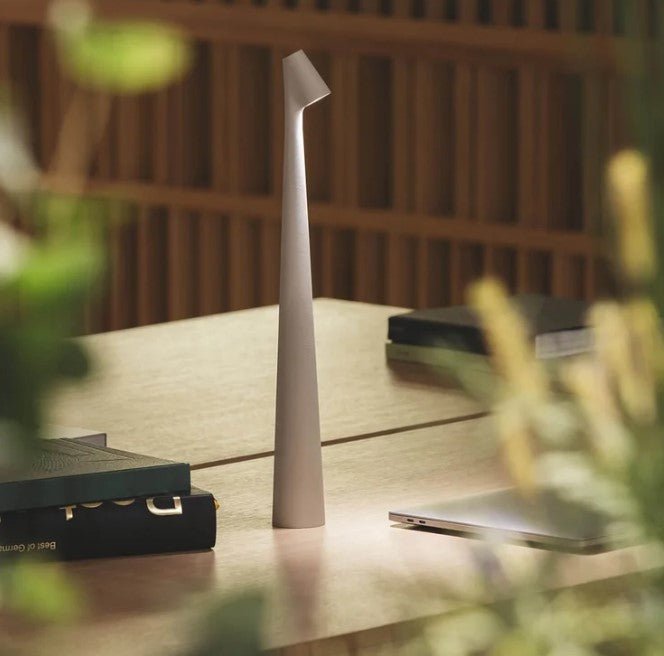 Dekorativ LED-bordslampa, ger varm stämningsbelysning till ditt vardagsrum eller hall.