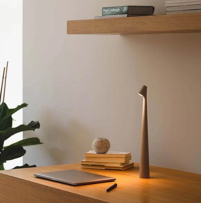 Minimalistisk designlampa med LED, enkel elegans för modern och stilren heminredning.