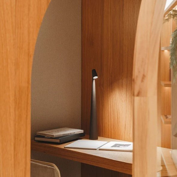 Elegant LED-lampa i modern design, perfekt som stämningsbelysning på sidobordet.