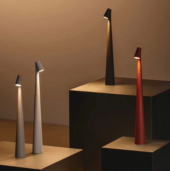 LED-bordslampa med minimalistisk estetik, bidrar till en ren och modern inredning.