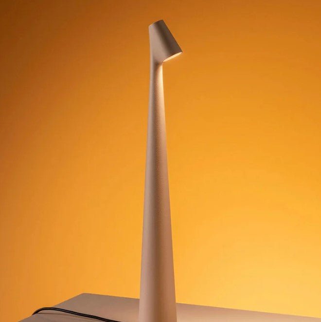 Vit minimalistisk LED-bordslampa, tidlös inredningsdetalj för alla hem.