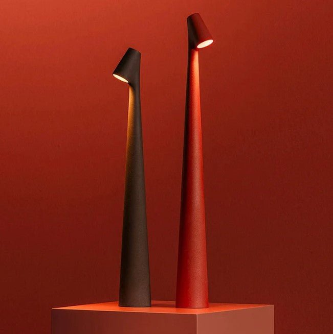Kompakt LED-bordslampa, modern design som passar små ytor och minimalistiska rum.