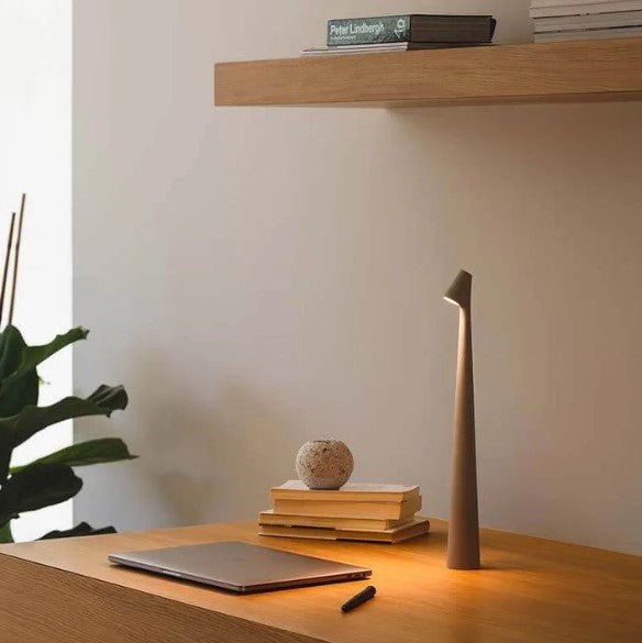 Trendig LED-lampa i minimalistisk stil, perfekt för vardagsrums- eller sovrumsinredning.