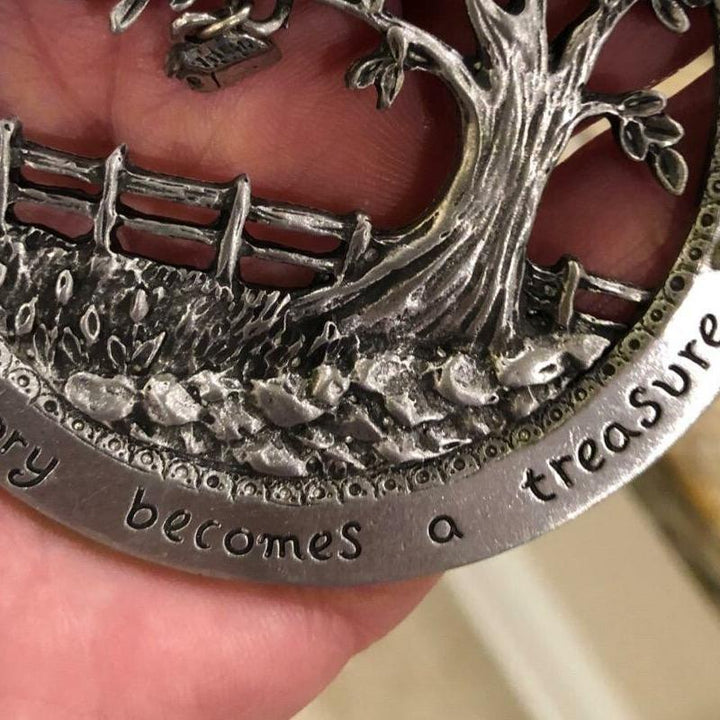 "Elegant minnesprydnad för jul i legering och harts, 8 cm, stilren utrustning för julgran eller hemmets dekoration."