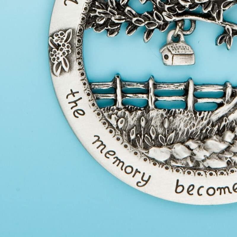 "Elegant minnesprydnad för jul i legering och harts, 8 cm, stilren utrustning för julgran eller hemmets dekoration."